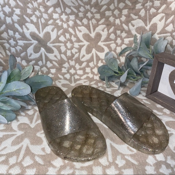 Simple plastic sandals - Picture 2 of 3